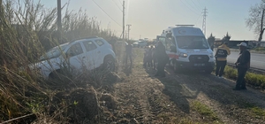 Manavgat'ta otomobil tarlaya uçtu, sürücü kazayı burnu bile kanamadan atlattı