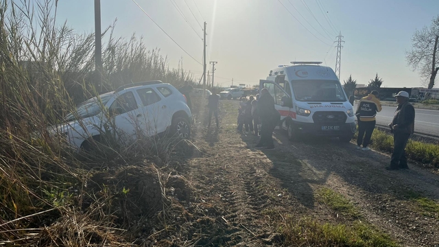Manavgat'ta otomobil tarlaya uçtu, sürücü kazayı burnu bile kanamadan atlattı