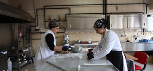 Olgunlaşma Enstitüsünde bayram için alınan tatlı siparişleri doğal malzemelerle hazırlanıyor