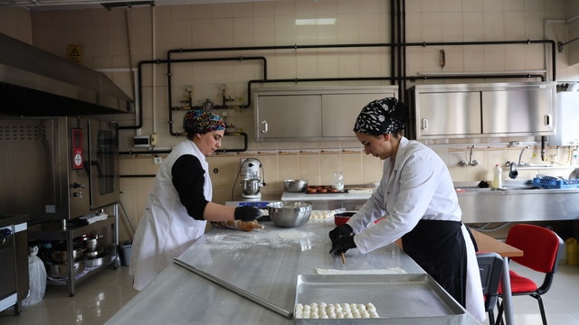 Olgunlaşma Enstitüsünde bayram için alınan tatlı siparişleri doğal malzemelerle hazırlanıyor