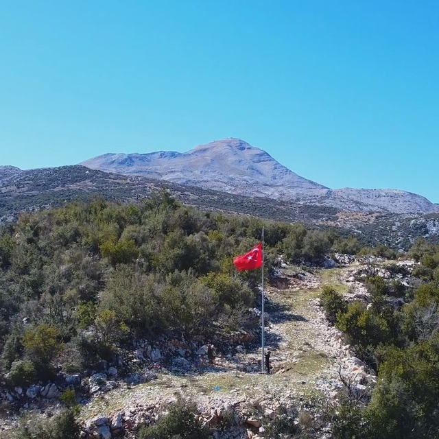 Türkiye'nin en güneyindeki mahallede 7 tepede, 7 bayrak göndere çekildi