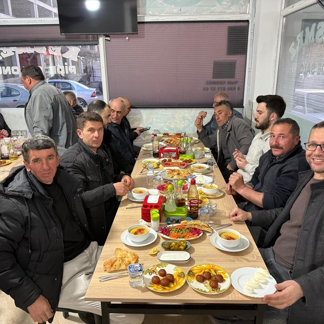 Çavdarhisar'da kaymakam, muhtarlar ve protokol üyeleri iftarda bir araya ge...