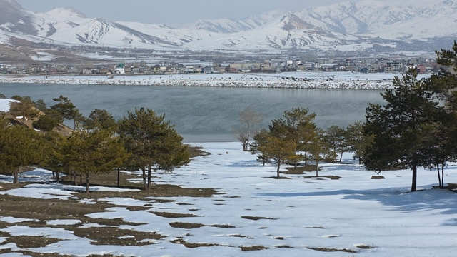 Bahar yüzünü gösterdi: Sıhke Göleti'nin buzları tamamen çözüldü