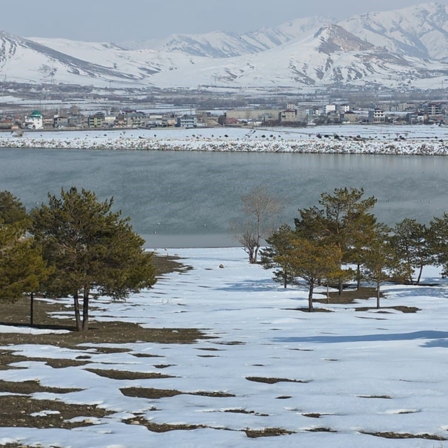 Bahar yüzünü gösterdi: Sıhke Göleti'nin buzları tamamen çözüldü