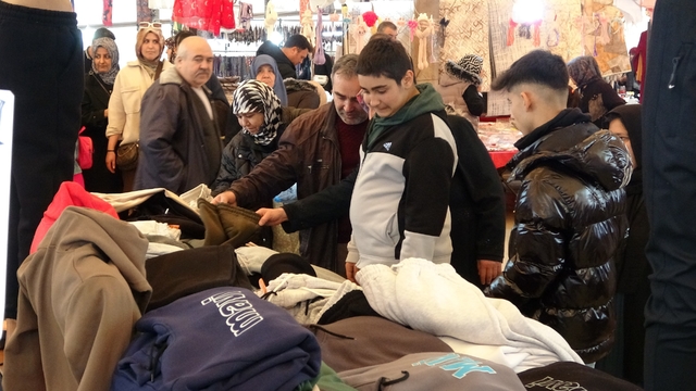 Kütahya'da kıyafet pazarı vatandaşların akınına uğruyor
Ramazan Bayramı yaklaşırken esnafı ve vatandaşları bayram telaşı sardı