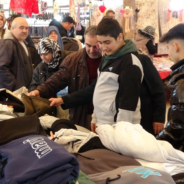 Kütahya'da kıyafet pazarı vatandaşların akınına uğruyor
Ramazan Bayramı yak...