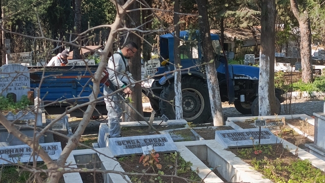 Ayvalık'ta kabristanlar bayram ziyaretine hazır