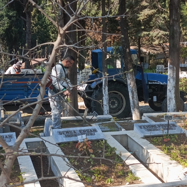 Ayvalık'ta kabristanlar bayram ziyaretine hazır