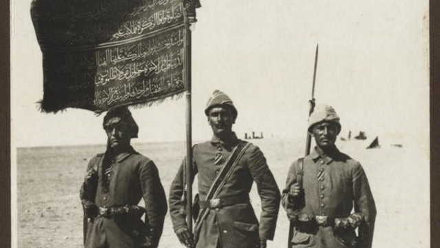 Birinci Dünya Savaşı'ndaki en meşhur Türk askeri fotoğraflarından biri olan fotoğrafın 125. Alay'a ait olduğu ortaya çıktı
Gazze'de Garnizon olarak konuşlu olması nedeniyle 79. Alay'a ait olduğu düşünülen fotoğrafın, Çanakkale'den sonra Filistin Cephesi'ne savaşmaya giden 125. Alaya ait olduğu ortaya çıktı
Dr. İsmail Sabah: Birinci Dünya Harbi'nin en meşhur fotoğraflarından biri olan fotoğrafın hikayesinin aslında bir Çanakkale kahramanı olan alaya ait olduğu böylece ortaya çıkmış oldu