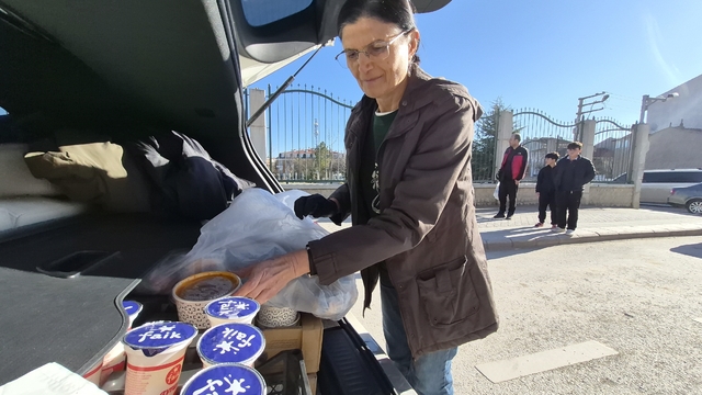Yıllarca öğrenci yetiştiren öğretmen emekliliğinde de topluma katkı sağlıyor
Emekli öğretmen, boş vaktini zamanını yardım faaliyetleri ile değerlendiriyor