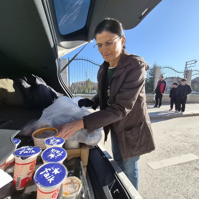 Yıllarca öğrenci yetiştiren öğretmen emekliliğinde de topluma katkı sağlıyo...