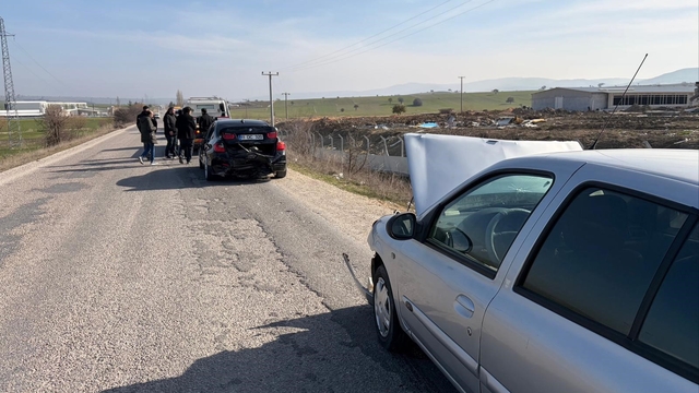 Yol üzerindeki kalas parçası kazaya sebep oldu, 2 yaralı