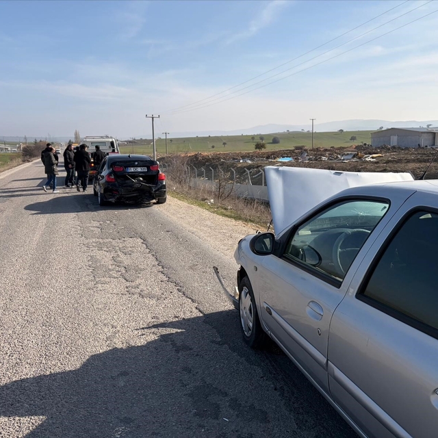 Yol üzerindeki kalas parçası kazaya sebep oldu, 2 yaralı