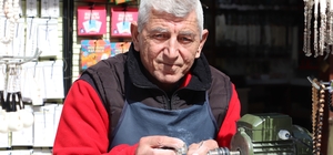 Lüle taşı ustası Mehmet Çalışkandinç bayram hareketliliğini değerlendirdi Odunpazarı esnafının bayram umudu: "Turlar çok oluyor, yoğunluk bekliyoruz" Bayram ziyaretçilerinin gözdesi: Lüle taşı tespih ve bileklikler