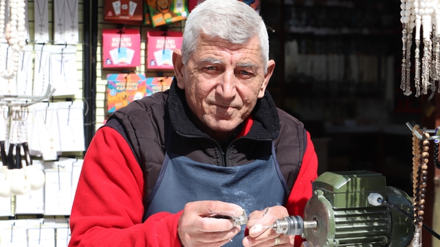 Lüle taşı ustası Mehmet Çalışkandinç bayram hareketliliğini değerlendirdi
Odunpazarı esnafının bayram umudu: "Turlar çok oluyor, yoğunluk bekliyoruz"
Bayram ziyaretçilerinin gözdesi: Lüle taşı tespih ve bileklikler