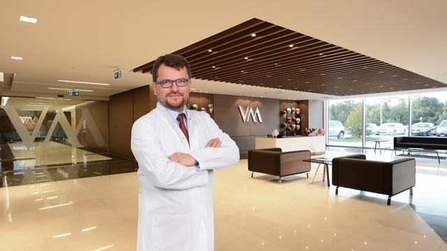 Yatınca kaybolan o şişliğe dikkat
Uzmanından kasık fıtığında "erken müdahale ve kapalı yöntem" uyarısı
"Kasık bölgesinde şişlik, ağrı ve özellikle ayakta dururken veya ağır kaldırırken artan rahatsızlık hissi kasık fıtığının en önemli belirtilerindendir. Hastalar genellikle bu şişliğin yatınca kaybolduğunu ifade eder"