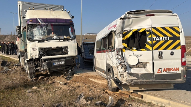 Eskişehir'de TIR, 4 araca çarptı; 12 yaralı