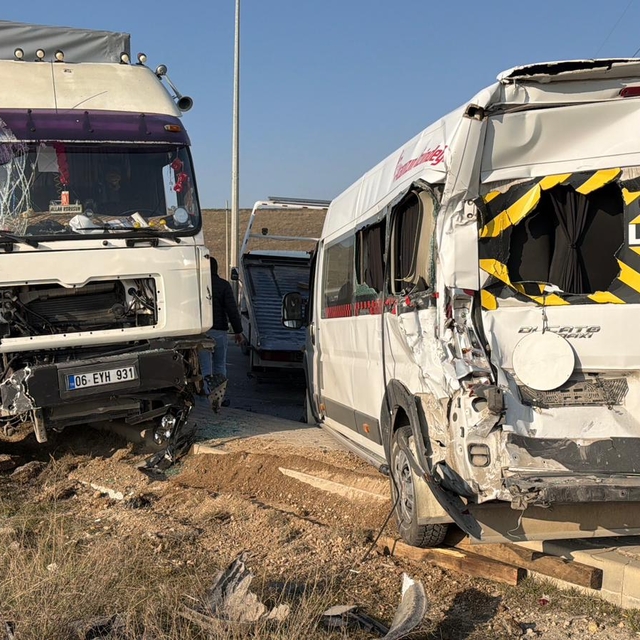 Eskişehir'de TIR, 4 araca çarptı; 12 yaralı