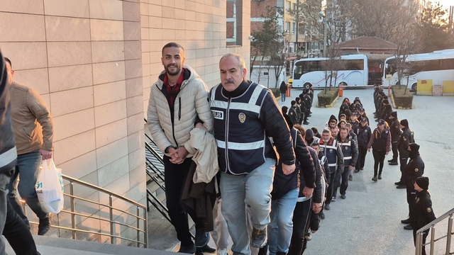Eskişehir merkezli 18 ildeki dev dolandırıcılık operasyonunda
Aralarında 9 kadının da bulunduğu 49 şüpheli adliyeye sevk edildi
8,7 milyar liralık vurgun yapan şebeke üyeleri geniş güvenlik önlemleriyle adliyeye getirildi