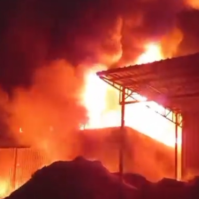 Yağ kazanı patlayan entegre tesisi, yangında kullanılamaz hale geldi