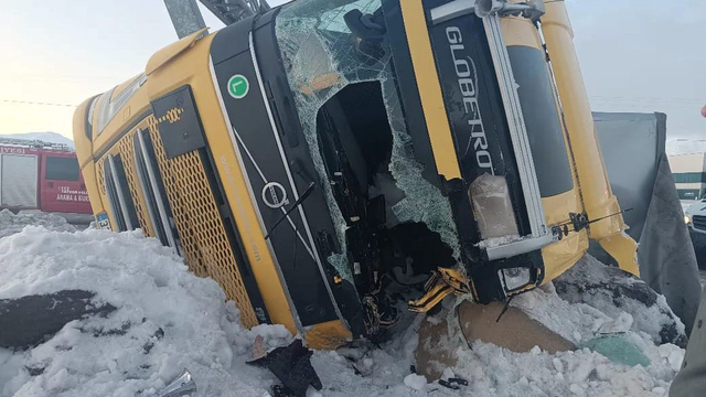 Buzlanma nedeniyle 2 TIR devrildi; 1 yaralı