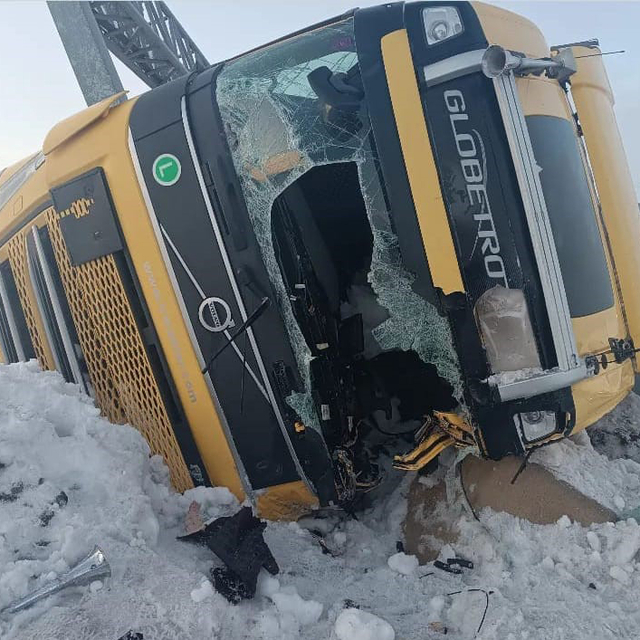 Buzlanma nedeniyle 2 TIR devrildi; 1 yaralı