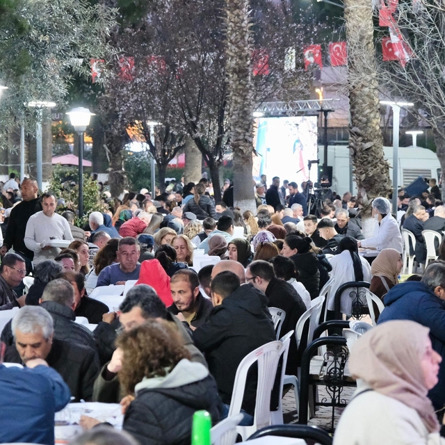 Menemen'de Kadir Gecesi'ne özel 15 bin kişilik iftar