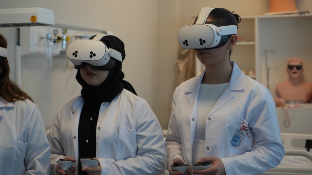 VR gözlüğü takıp damar yolunu 3 boyutlu buluyorlar
Öğrenciler hastanelere gitmeden önce uygulamaları VR gözlükle öğreniyor