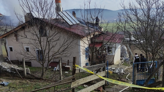 Alevlere çatıdan müdahale etmek isterken yaşamını yitirdi
Karabük'te ev yangını: 1 ölü, 1 yaralı