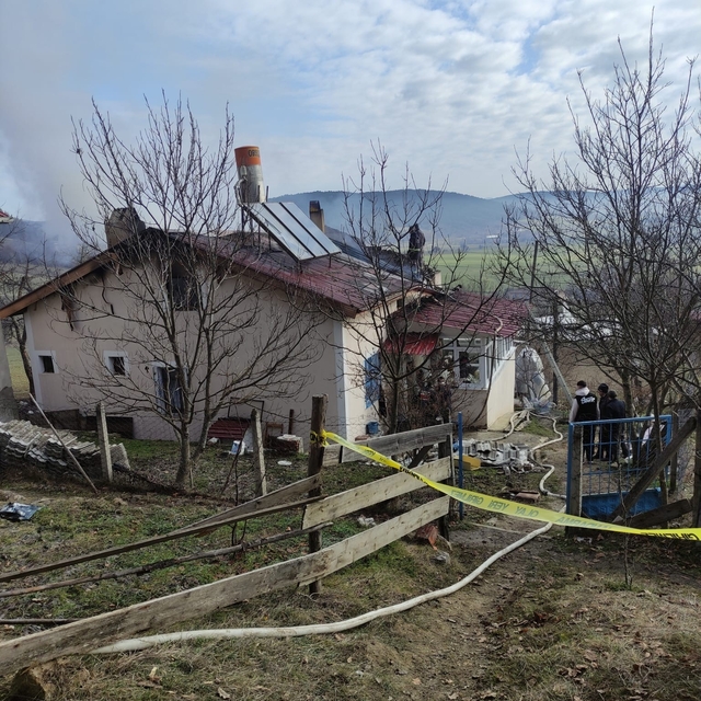 Alevlere çatıdan müdahale etmek isterken yaşamını yitirdi
Karabük'te ev yan...