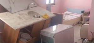 Trabzon’da yayla evine giren ayı ortalığı savaş alanına çevirmiş Eve üst kattaki camdan girerken ayaklarını yaralayan ayı acısını evden çıkarmış, evde ne varsa yerle bir etmiş