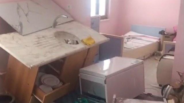 Trabzon'da yayla evine giren ayı ortalığı savaş alanına çevirmiş
Eve üst kattaki camdan girerken ayaklarını yaralayan ayı acısını evden çıkarmış, evde ne varsa yerle bir etmiş