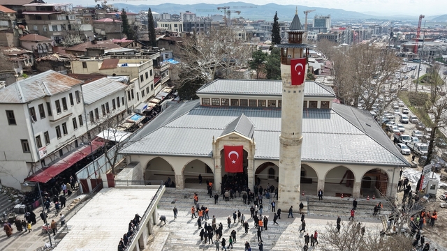 Depremde hasar gören 583 yıllık Ulu Cami yeniden ibadete açıldı