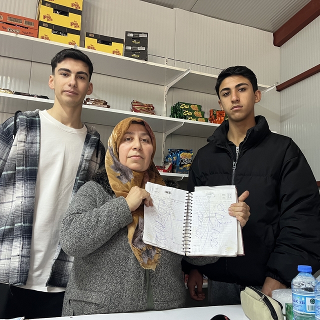 Liseliler harçlıklarıyla depremzede vatandaşların bakkal borcunu kapadı