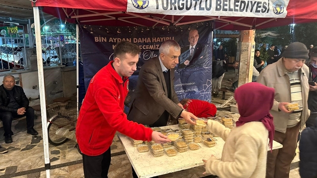 Turgutlu Belediyesinden Kadir Gecesi'nde helva ikramı