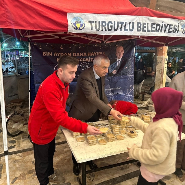 Turgutlu Belediyesinden Kadir Gecesi'nde helva ikramı