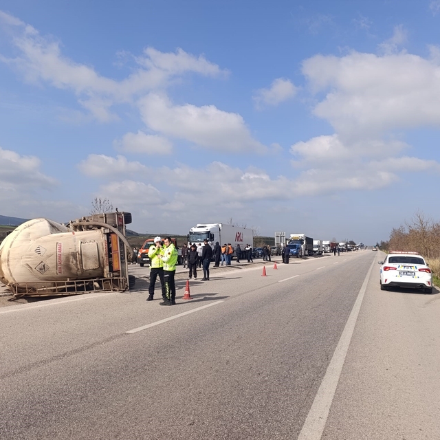 Tır devrildi: 1 yaralı