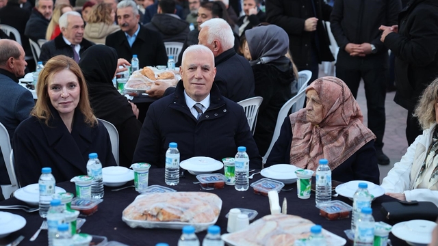 Başkan Bozbey kendi mahallesinde komşularıyla iftar yaptı
Bursa Büyükşehir Belediye Başkanı Bozbey, Kadir Gecesi'nde baba ocağı Özlüce'de iftara katıldı
Komşuları ve akrabalarıyla iftar sofrasında buluşan Başkan Bozbey, doğup büyüdüğü mahallede olmaktan büyük mutluluk duyduğunu ifade etti