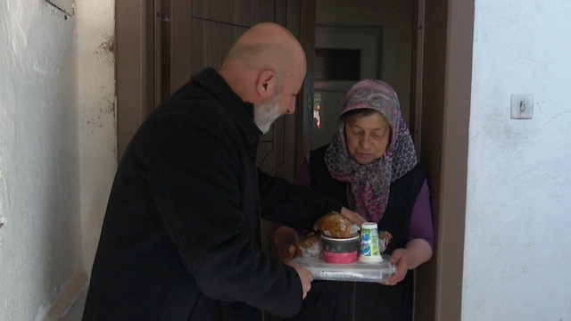 Hizmetleriyle gönüllerde taht kuran Başkan Çolakbayrakdar'a dualarla teşekkür
Başkan Çolakbayrakdar: "Büyüklerimizin sofrasına misafir olmak en büyük mutluluğumuz"