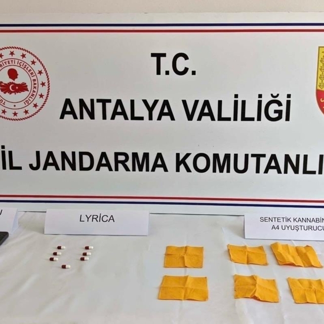 Elmalı'da durdurulan araçtan 4 bin kullanımlık uyuşturucu madde ele geçiril...