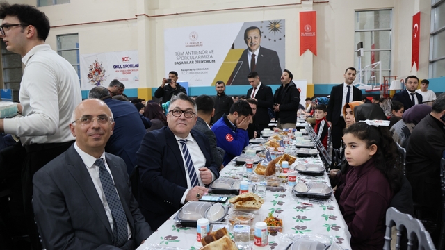 Rektör Özölçer, iftar buluşmasında öğrencilerle bir araya geldi
