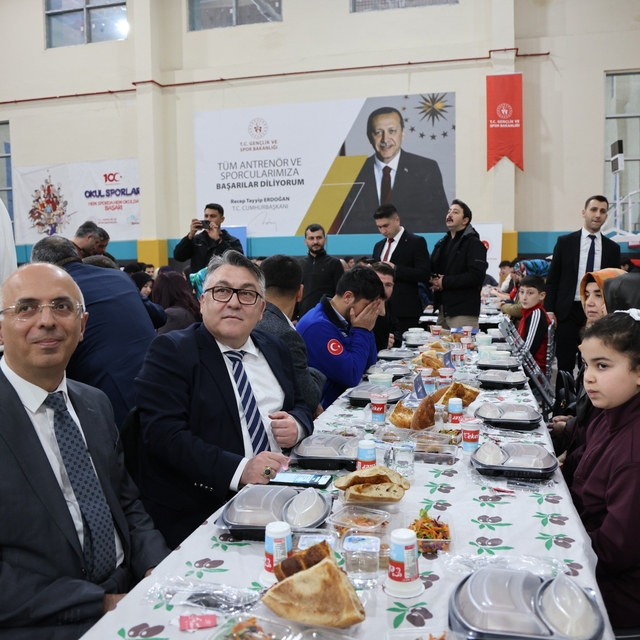 Rektör Özölçer, iftar buluşmasında öğrencilerle bir araya geldi