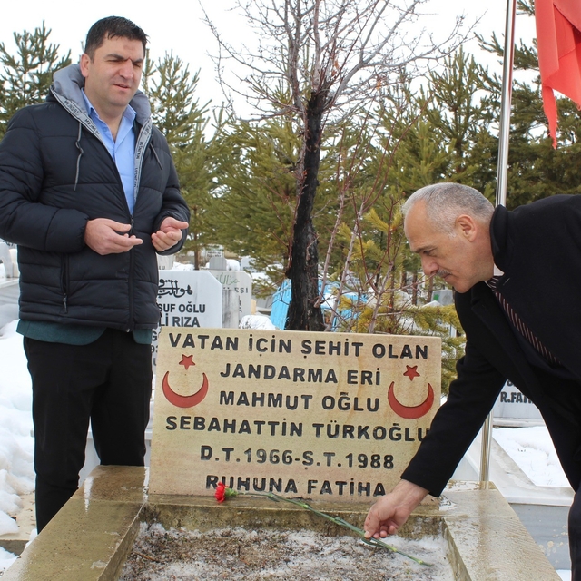 Şehitler kabirleri başında dualarla anıldı