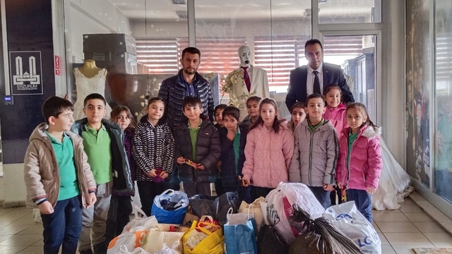 Öğrencilerden Hayır Çarşısı'na gıda bağışı