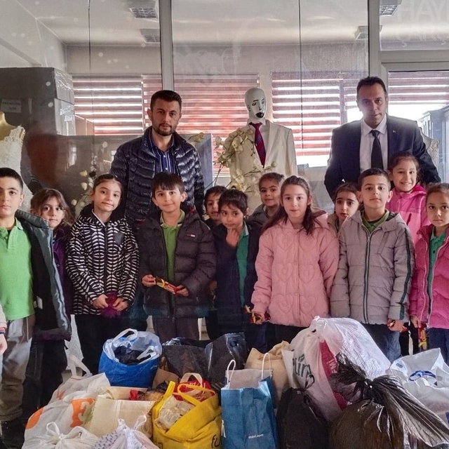 Öğrencilerden Hayır Çarşısı'na gıda bağışı