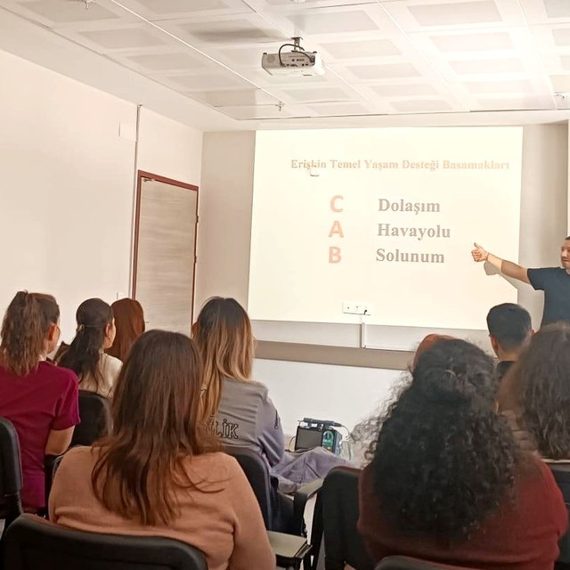 Gelibolu'da sağlık personeline ilk yardım eğitimi verildi