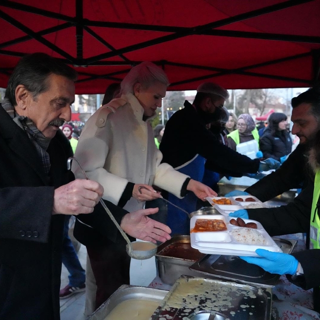 Bilecik'te iftar sevinci Cumhuriyet Meydanı'nda yaşandı