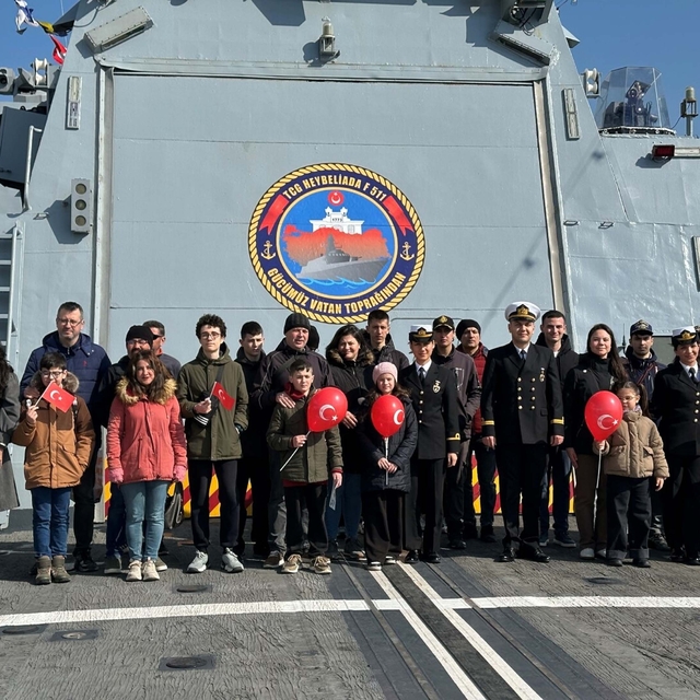Çanakkale'de ziyarete açılan Deniz Kuvvetleri Komutanlığı'na bağlı gemilere...