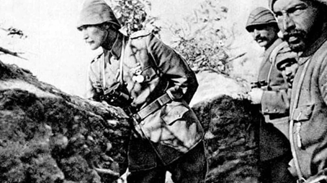 Atatürk, 18 Mart'ta denetime giderken bombardımana yakalanmış