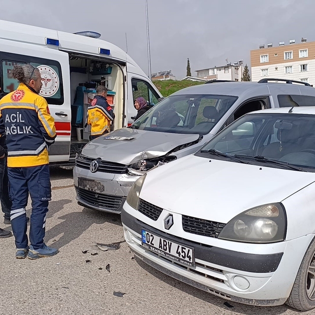 Hafif ticari araç ile otomobil çarpıştı: 1 yaralı